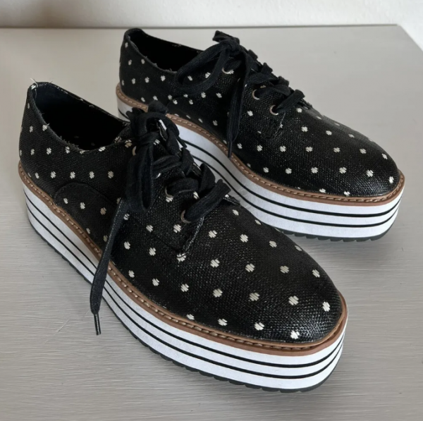 Sepatu platform dengan motif geometris
